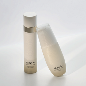 Cellular Performance Lotion 2 (Moist) Flakon neben dem Tiegel mit Creme auf dem mauvefarbenen Tisch